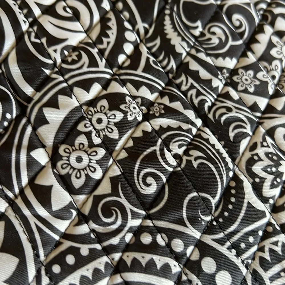 New Studio C Fresh as a Paisley Laptop/Ipad Sleeve Black/White paisley + pin…